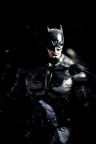 古装仙侠剧《云海玉弓缘》海报，主角身着白衣在云雾中执剑